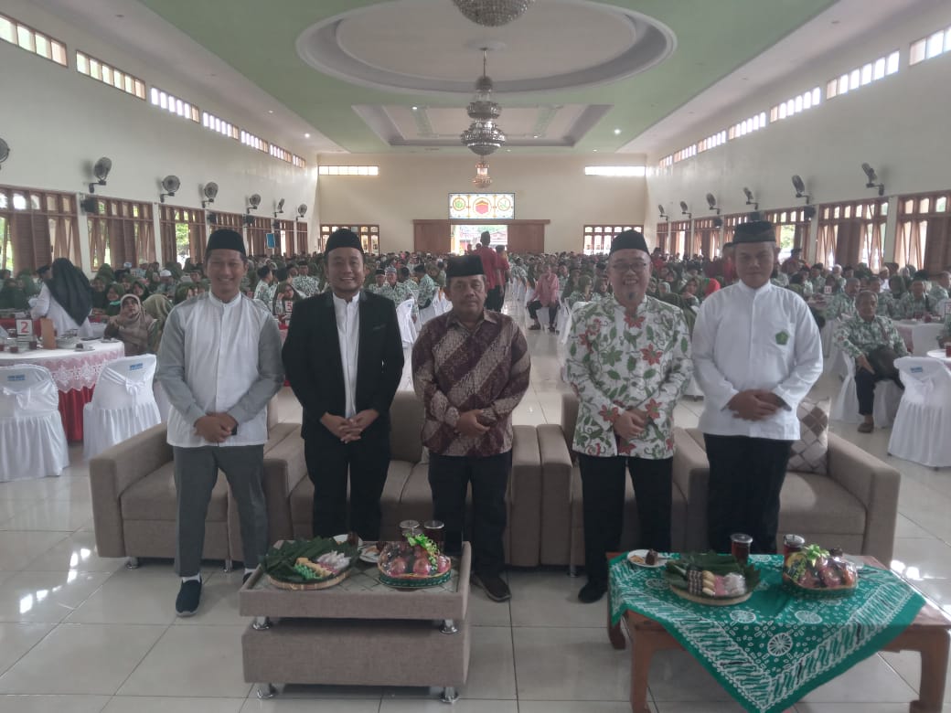 Alumni jamaah umroh dari berbagai daerah hadiri halal bi halal di Sukoharjo, Minggu (28/4)