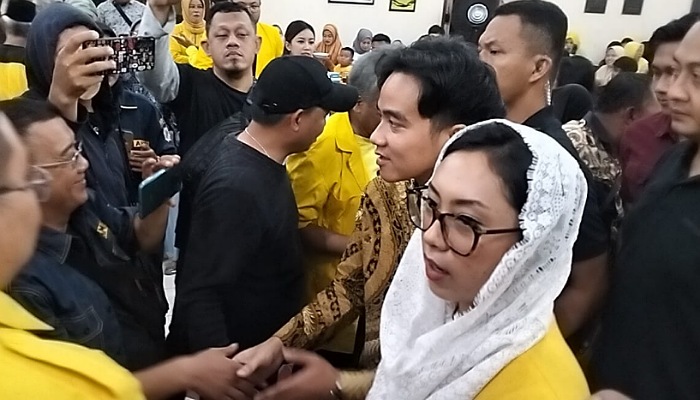 Calon Wapres terpilih sekaligus Wali Kota Solo Gibran Rakabuming Raka dan Ketua DPD Golkar Solo Sekar Tandjung saat acara halal bihalal Partai Golkar, Sabtu (27/4) malam.