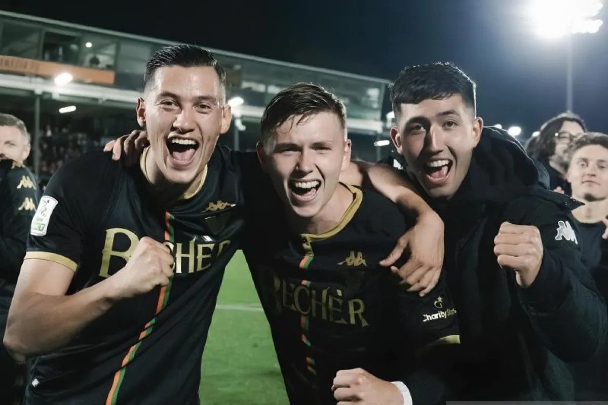 Pemain timnas Indonesia Jay Idzes (kiri) berselebrasi bersama rekannya usai membawa timnya Venezia memenangkan laga melawan Cremonese dengan skor skor 2-1 di Stadion Pier Luigi Penzo, Sabtu WIB (27/4)