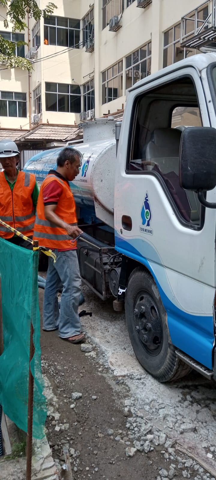 PDAM memasok air bersih ke RS Kasih Ibu karena terkena dampak pipa terputus