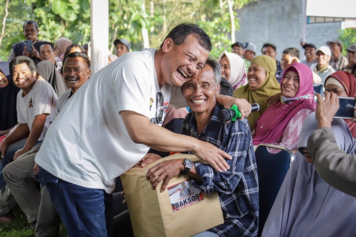 Kapolda Jateng Irjen Pol Ahmad Luthfi berinterasi dengan warga Desa Karanganyar, Kecamatan Tamansari, Boyolali, Sabtu (27/4/2024).