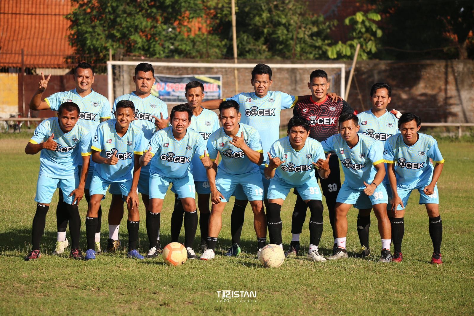 Donny (barisan bawah dua dari kiri), sang kakak Joko Sasongko (barisan atas paling kiri) saat ikut turnamen di Lapangan Gumuk, Desa Banyudono, Boyolali pada 2022.