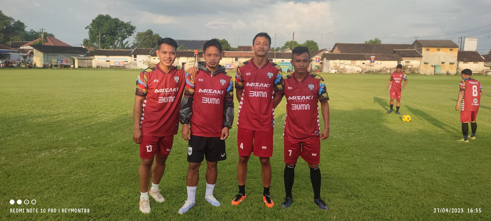 Donny Tri Pamungka (dua dari kanan) di sela-sela berlatih sepak bola.