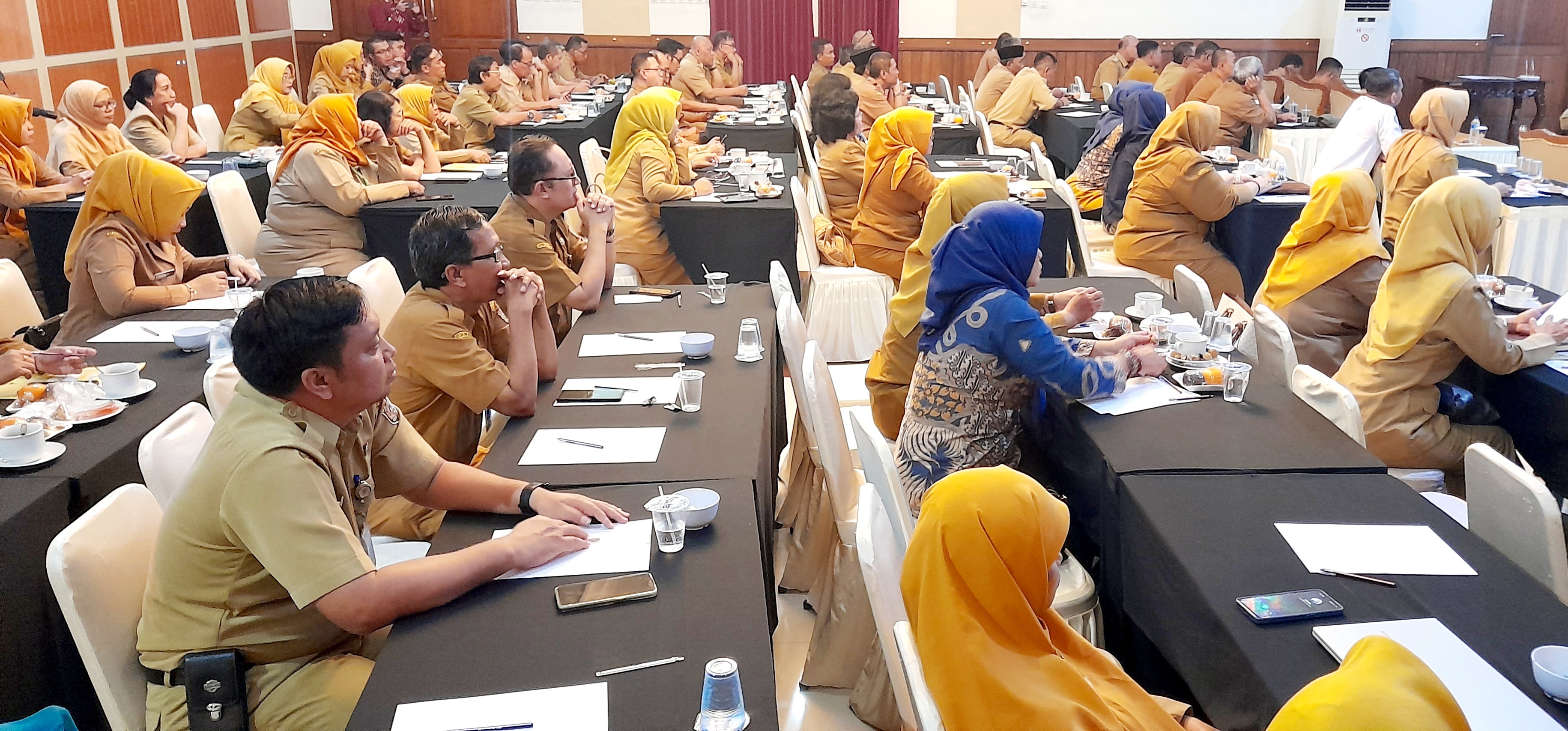 PNS Pemkab Karanganyar mengikuti rapar koordinasi (rakor) dengan pimpinan. (Rudi Hartono/Radar Solo)