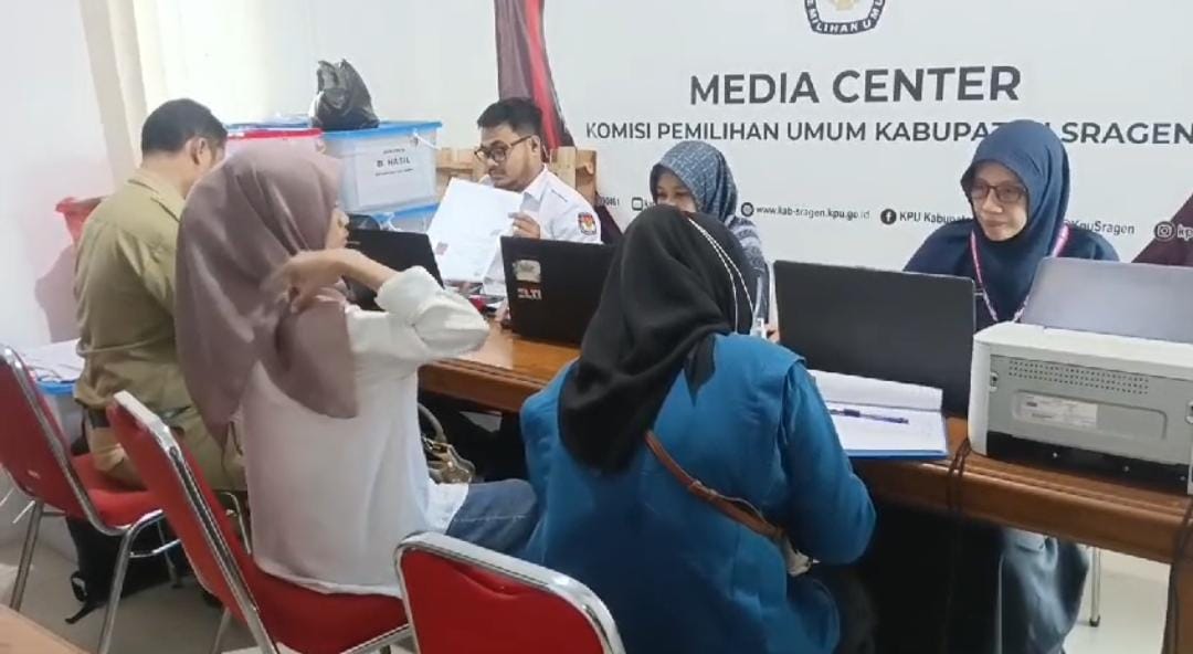 Hari terakhir pendaftaran PPK untuk pilkada di KPU Sragen, kemarin (29/4). (Ahmad Khairudin/Radar Solo)