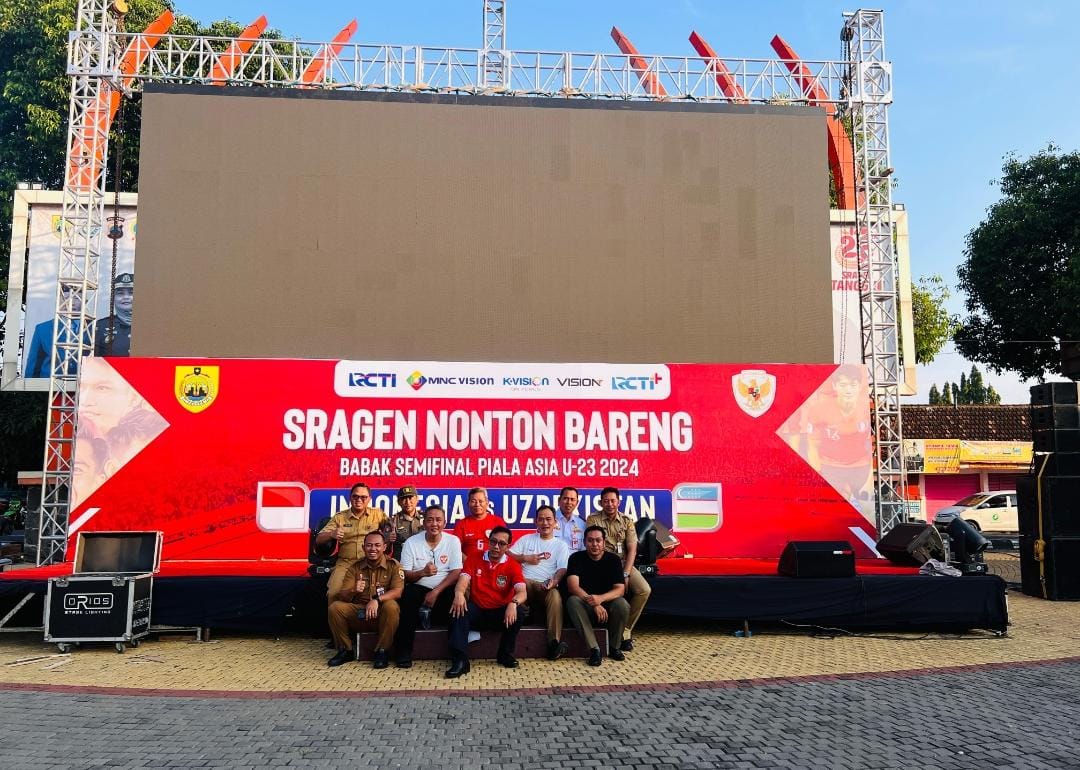 Videotron raksasa disiapkan di Alun-Alun Sragen untuk acara nobar Indonesia vs Uzbekistan dalam semifinal Piala Asia U-23. (Ahmad Khairudin/Radar Solo)