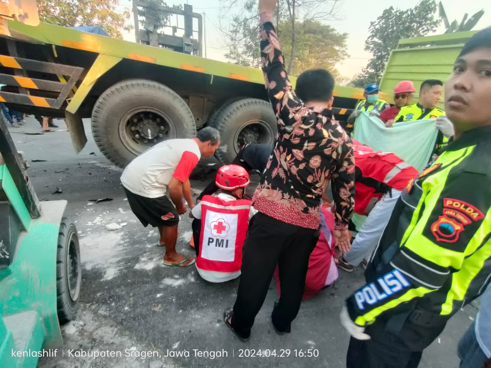 Proses evakuasi korban kecelakaan pengendara sepeda motor dengan truk di jalan Sragen-Ngawi, Sambungmacan, Senin (29/4). (Ahmad Khairudin/Radar Solo)