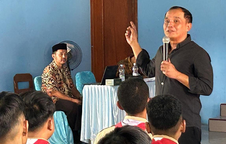 Ketua Dewan Perwakilan Rakyat Daerah (DPRD) Jawa Tengah Sumanto saat memaparkan topik tentang ekonomi ke masyarakat.&nbsp;