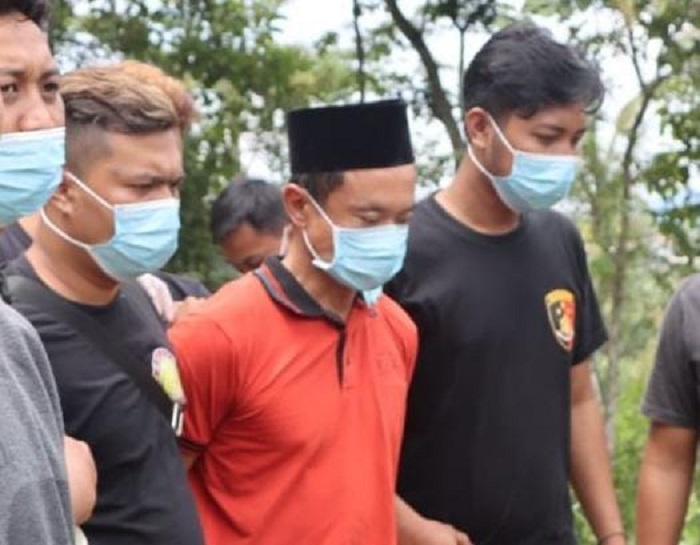 Supriyanto digelandang anggota Polres Wonogiri untuk menunjukkan lokasi dikuburnya mayat Kartika, Senin (22/4/2024).