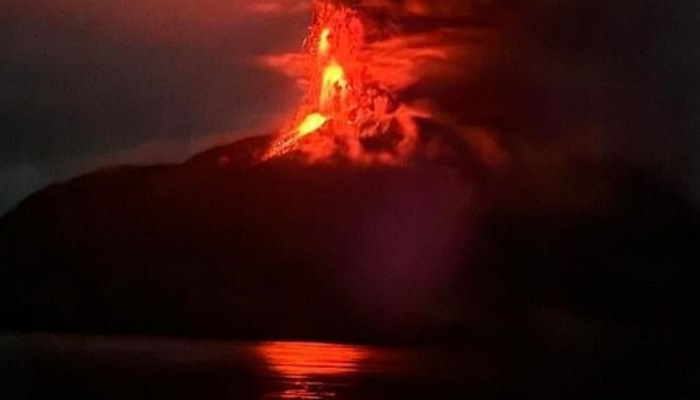 Gunung Ruang di Kabupaten Sitaro, Sulawesi Utara yang kembali mengalami erupsi, Selasa (30/4/2024).