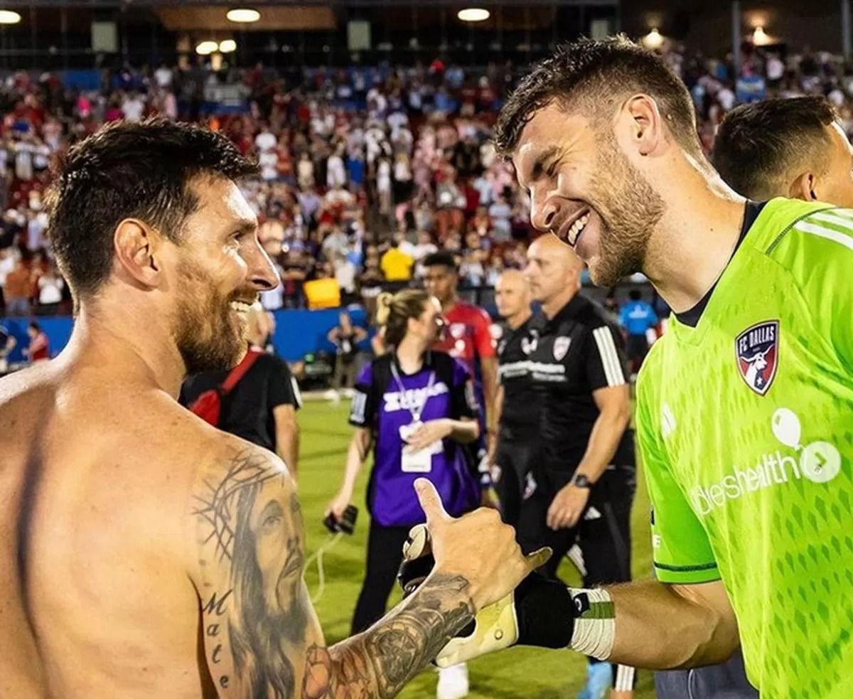Maarten Paes saat menghadapi Lionel Messi di MLS. Paes resmi menjadi WNI dan siap memperkuat Timnas Indonesia.