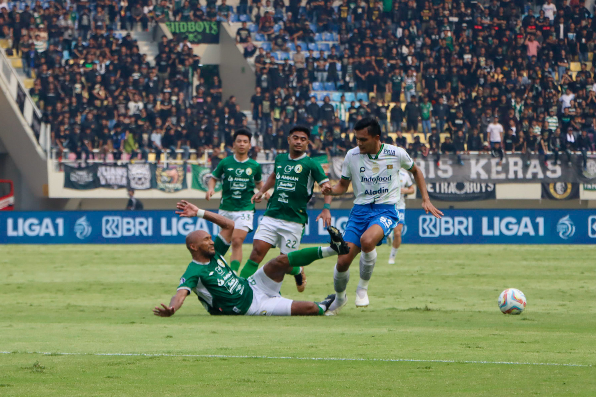 Laga PSS Sleman melawan Persib Bandung di Stadion Manahan di Liga 1 2023/2024.