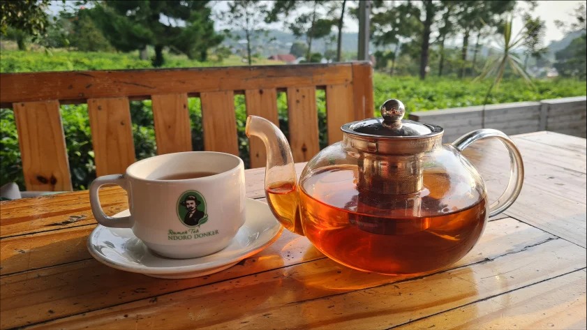 Salah satu sajian teh di Ndoro Donker.