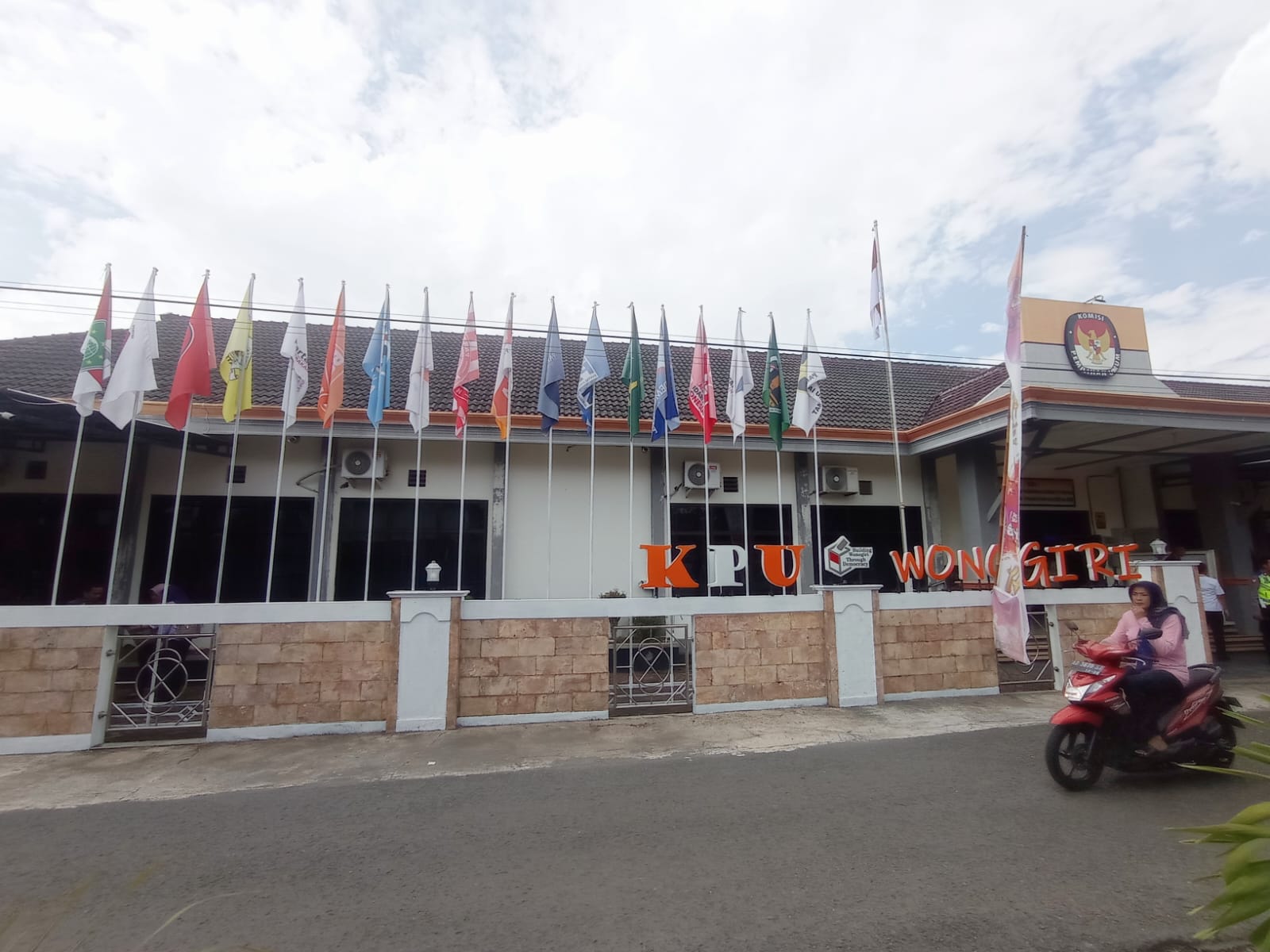 Pengendara melintas di depan kantor KPU Wonogiri belum lama ini.