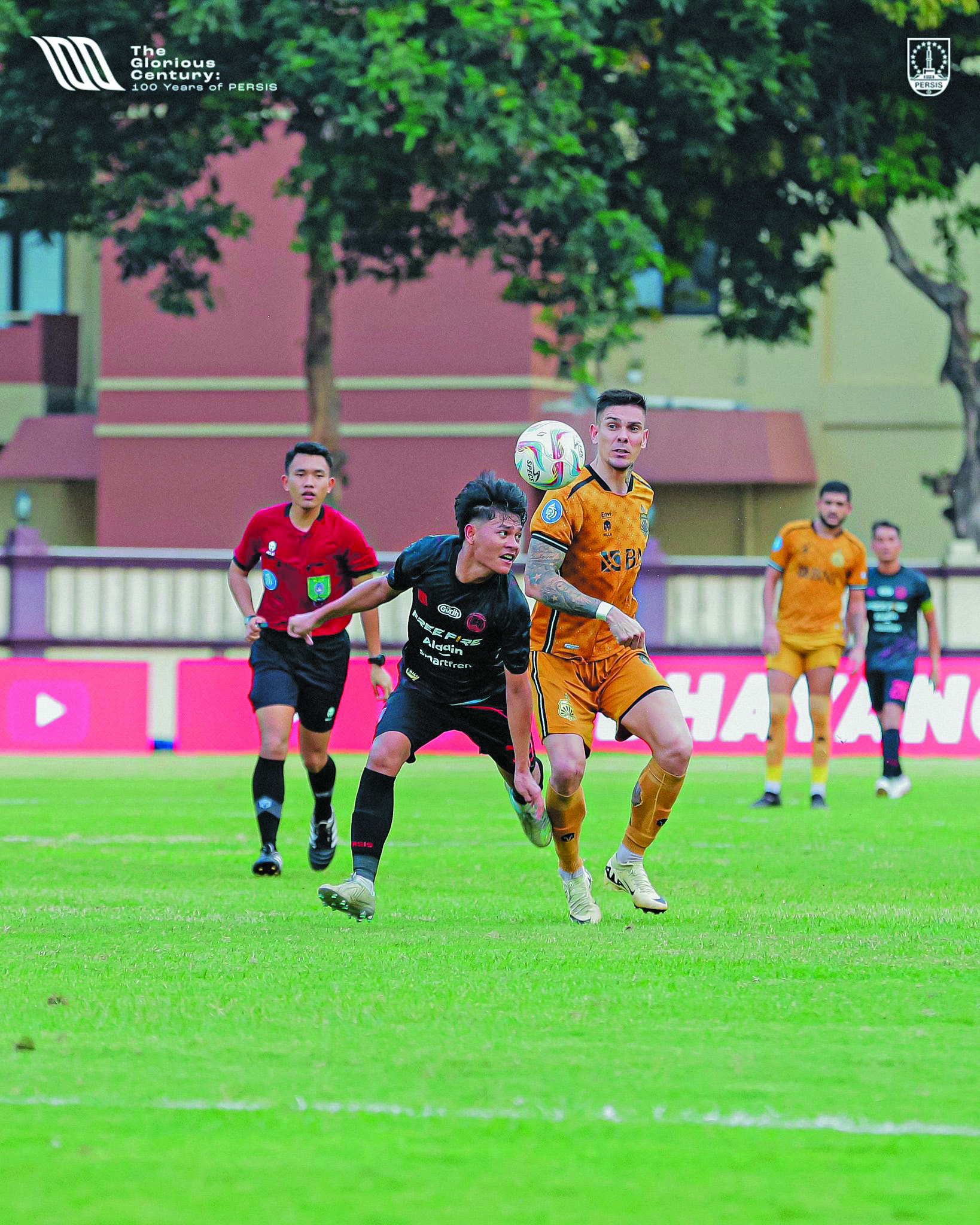 Gelandang Persis Solo Zanadin Fariz (kanan) saat berduel dengan bek Bhayangkara FC di Stadion PTIK, Jakarta (30/4).&nbsp;