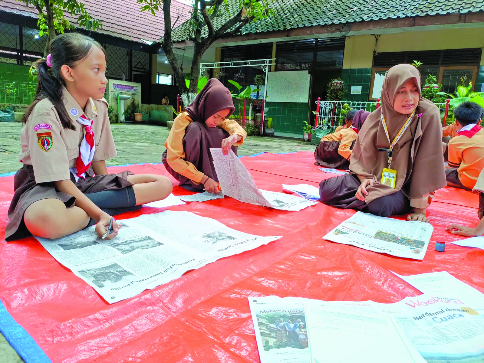 Ilustrasi kegiatan pembelajaran di halaman SDN Nayu Barat II.