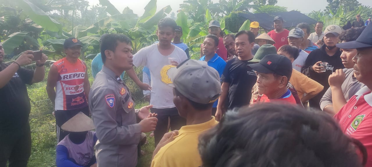 Warga Desa Gabus, Kecamatan Ngrampal, Sragen menggelar aksi demo terkait kebijakan desa. (Ahmad Khairudin/Radar Solo)
