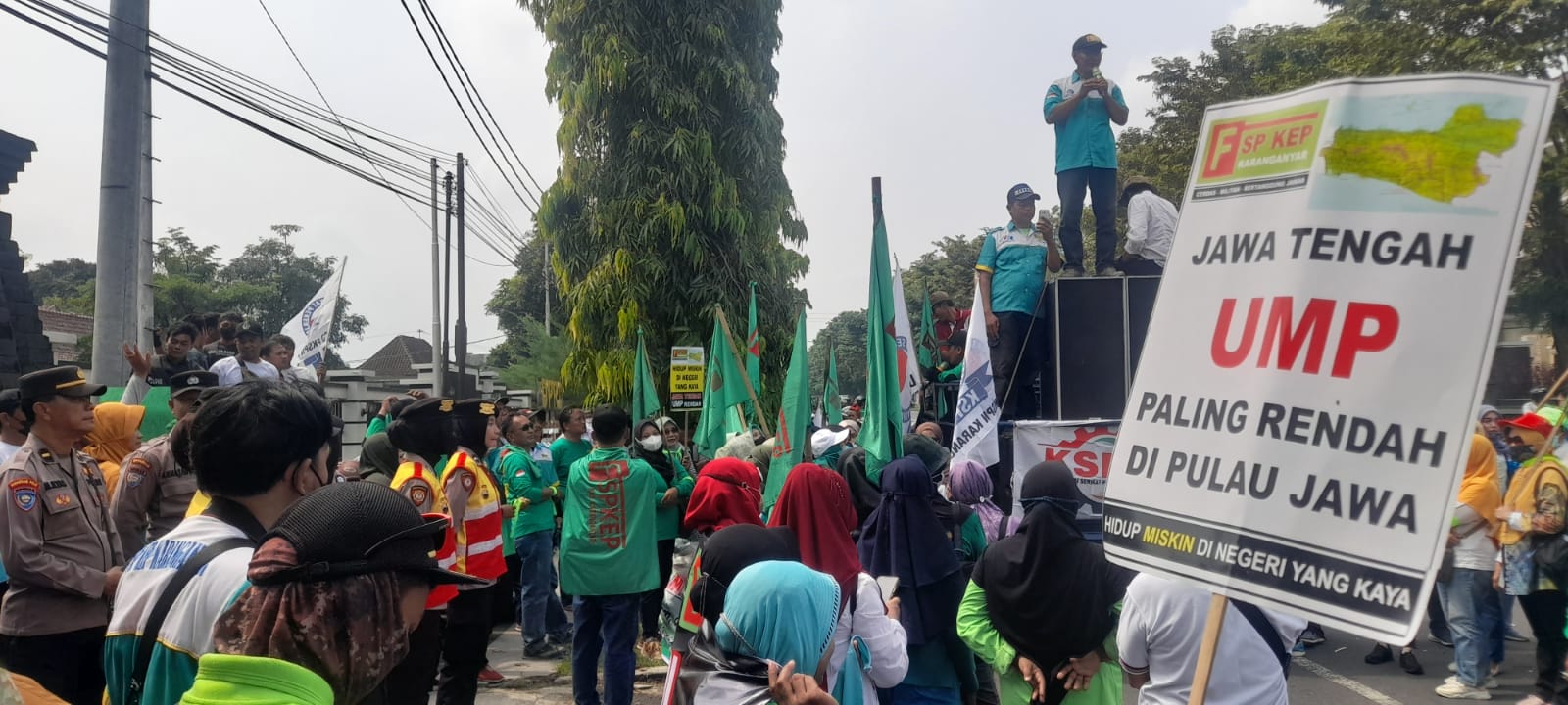 Massa Gerakan Buruh Karanganyar menggelar aksi di DPRD Karanganyar, Rabu (1/5/2024)