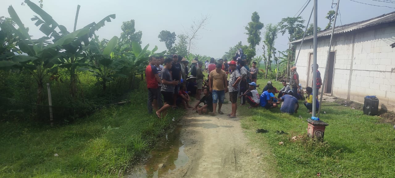 Warga Desa Gabus, Kecamatan Ngrampal, Sragen gelar demo terkait jalan desa. (Ahmad Khairudin/Radar Solo)