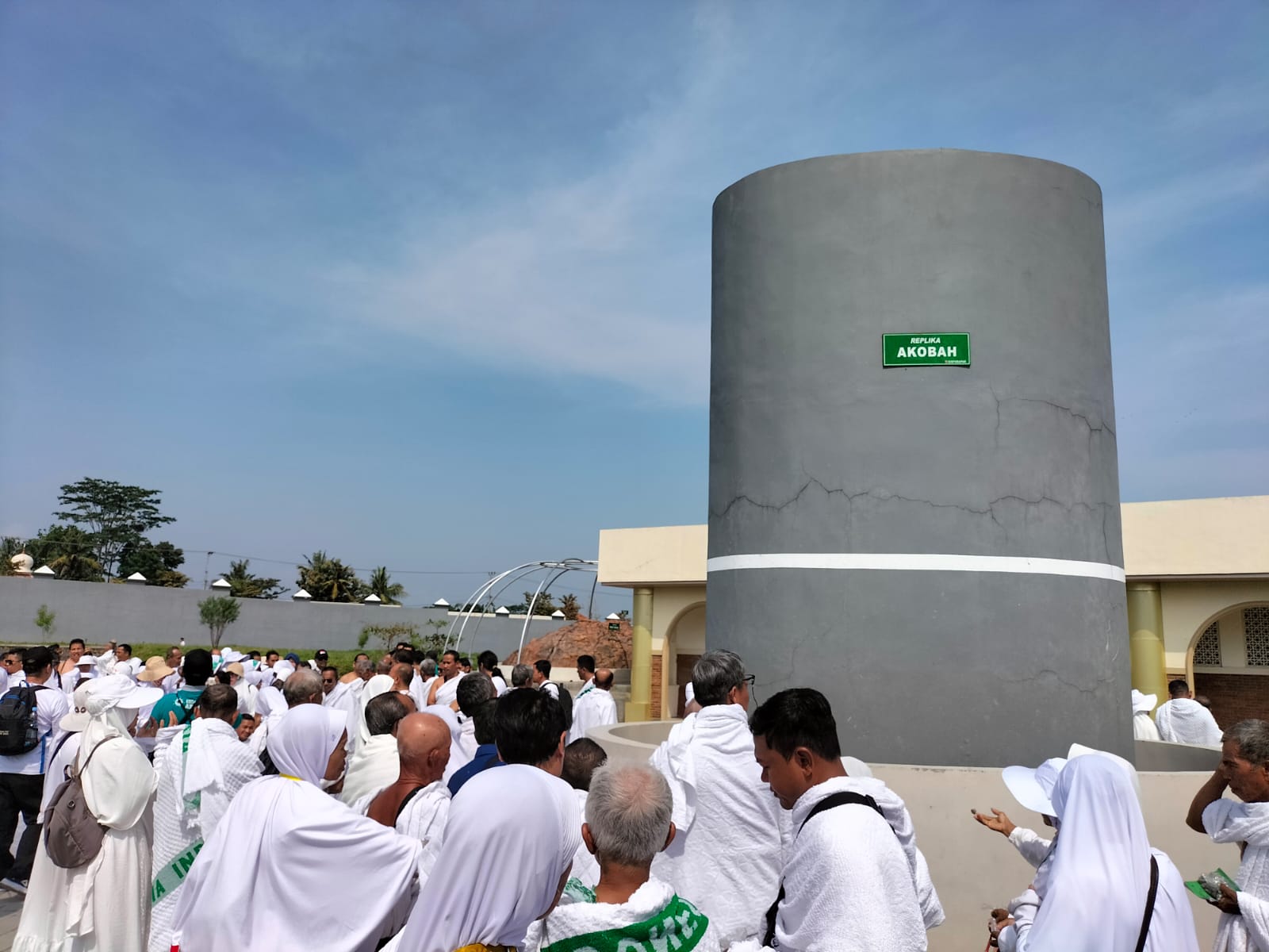 Calon jamaah haji Boyolali praktik manasik haji di Wisata Edukasi Religi (WER) Qolbu, Rabu (1/5/2024).