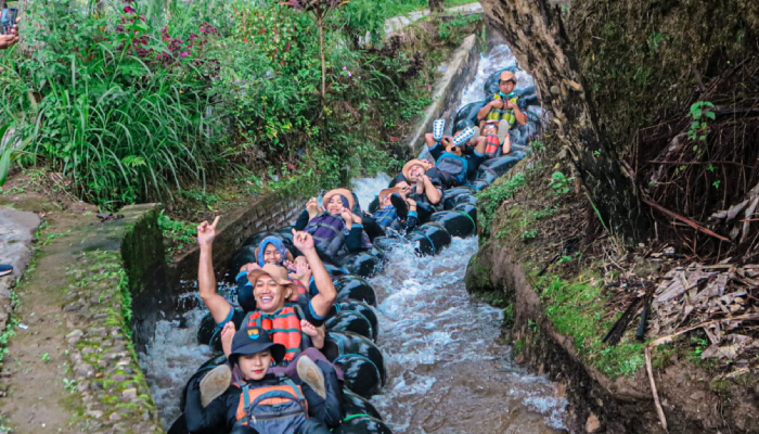 Wisatawan menjajal keseruan river tubing Kali Pucung Kemuning, Ngargoyoso, Kemuning.