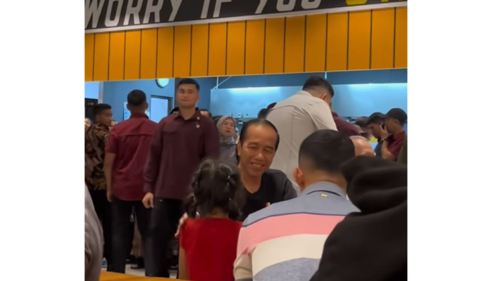 Unggahan pengguna TikTok yang memperlihatkan Presiden Jokowi makan di kedai Mie Gacoan.