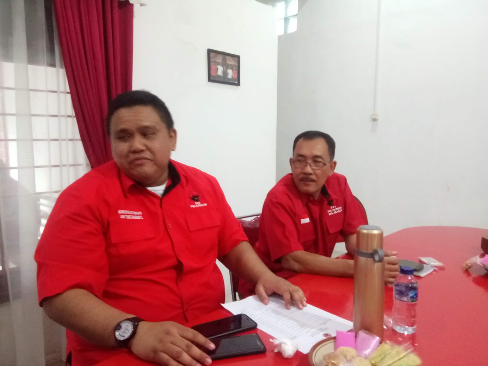 Ketua DPC PDIP Sragen Untung Wibowo Sukowati (kiri) bersama Sekretaris DPC PDIP Sragen Suparno. (Ahmad Khairudin/Radar Solo)