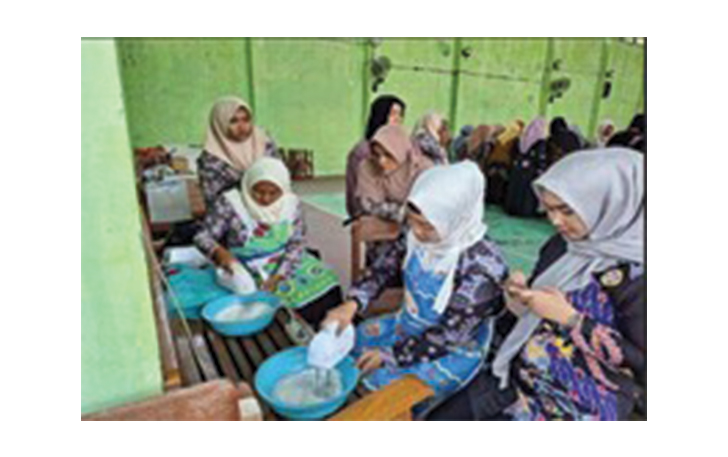 Proses produksi batik tulis di Desa Sumber.