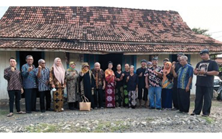 Kegiatan observasi Tim Pengusul di rumah Sedulur Sikep Desa Sumber.