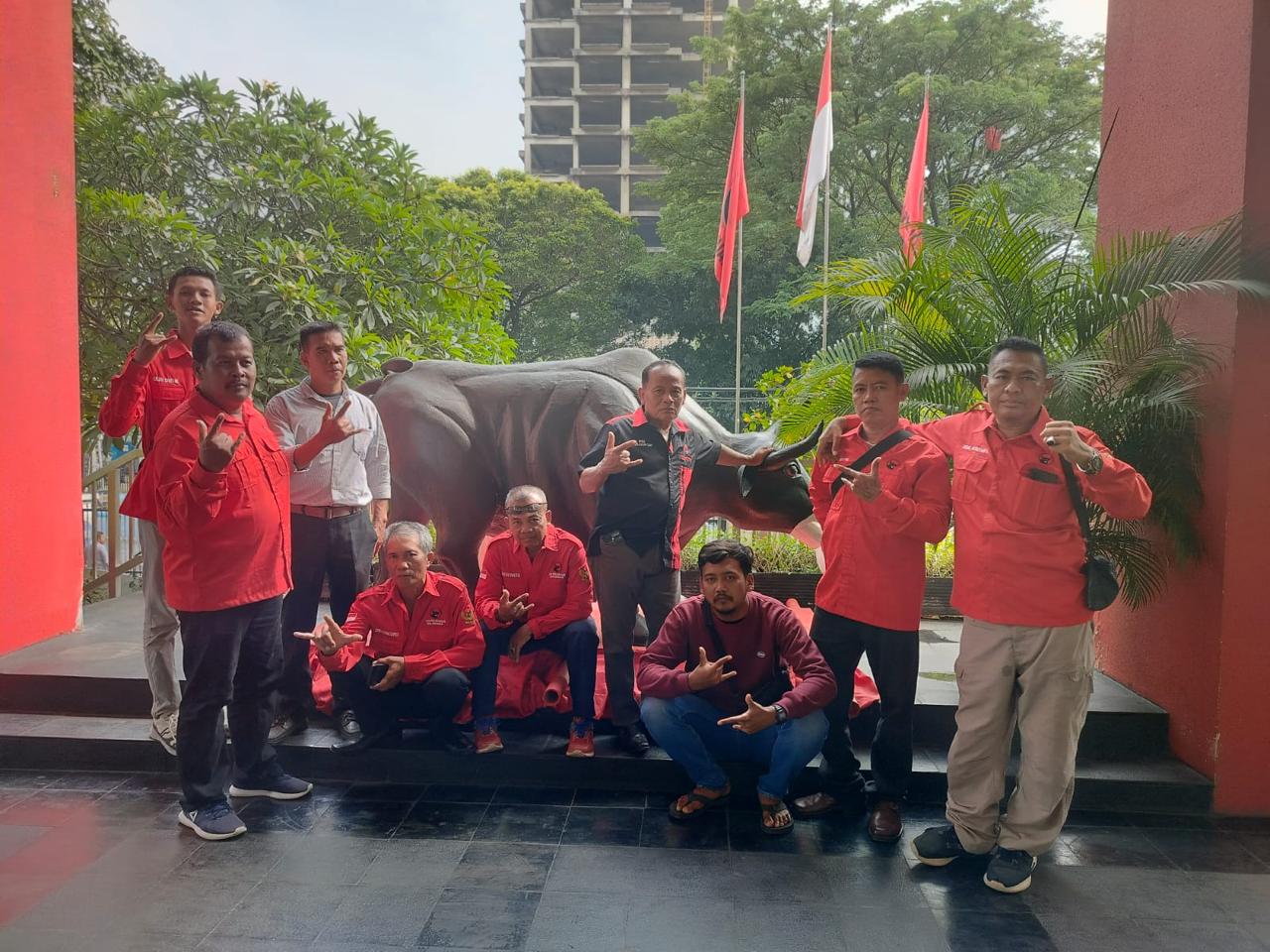 Ranting PDIP Weru, Sukoharjo geruduk kantor DPP PDIP di Jakarta, Kamis (2/5).