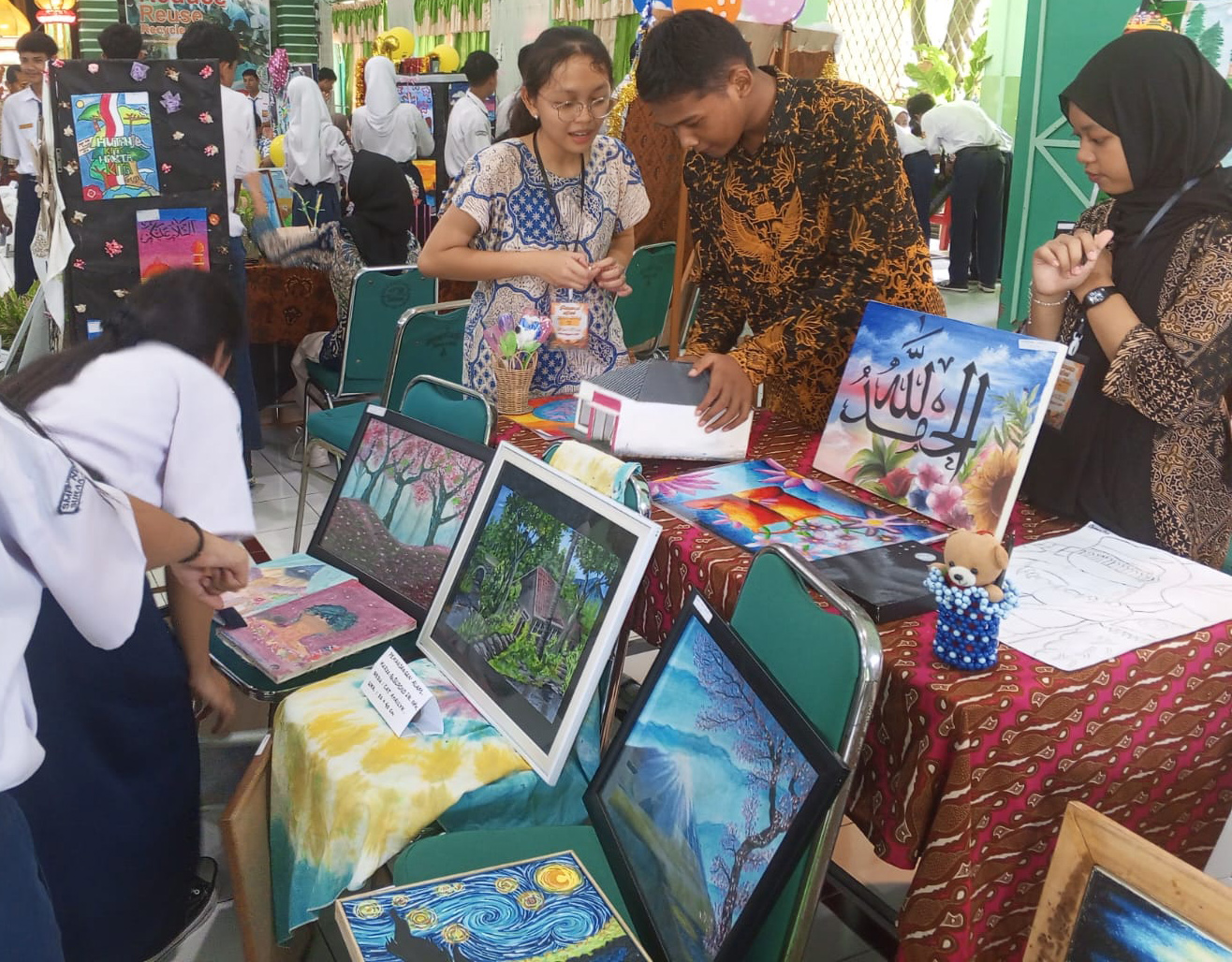 Pameran seni hasil karya para siswa SMPN 2 Surakarta.