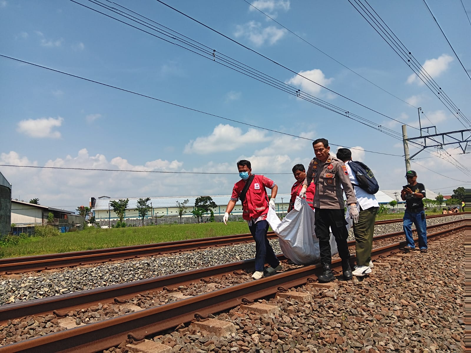 Polisi mengevakuasi jasad lansia yang tewas tertabrak KA di perlintasa Solo-Jogja, Klaten. (Angga Purenda/Radar Solo)