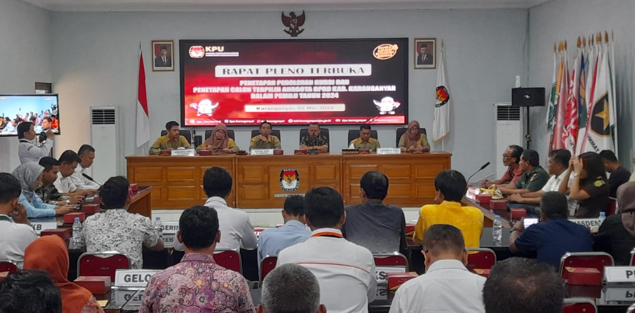 KPU Karanganyar menggelar rapat pleno penetapan kursi dan caleg terpilih DPRD Karanganyar, Kamis (2/5). (Ahmad Khairudin/Radar Solo)