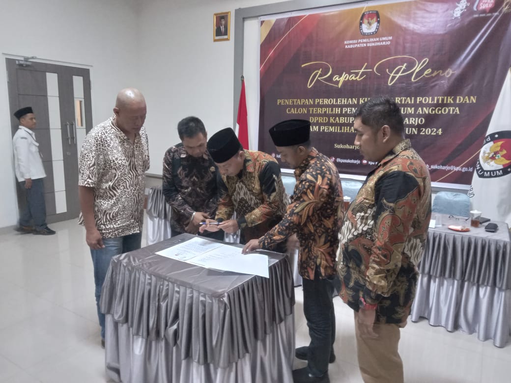 Komisioner KPU Sukoharjo tanda tangani berita acara penetapan perolehan jumlah kursi dan anggota DPRD Sukoharjo terpilih hasil Pemilu 2024, Kamis (2/5/2024) malam.