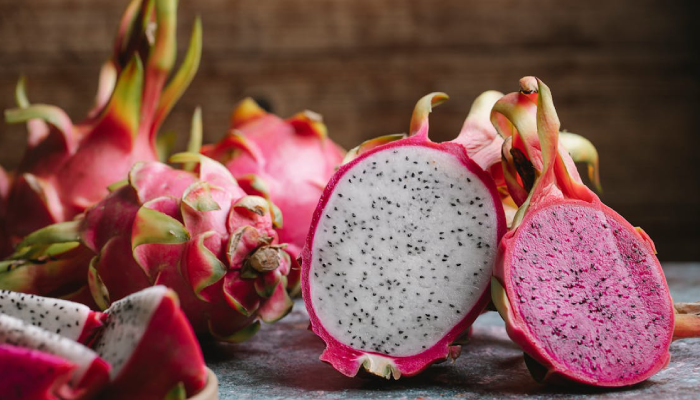Buah naga merah dan putih.