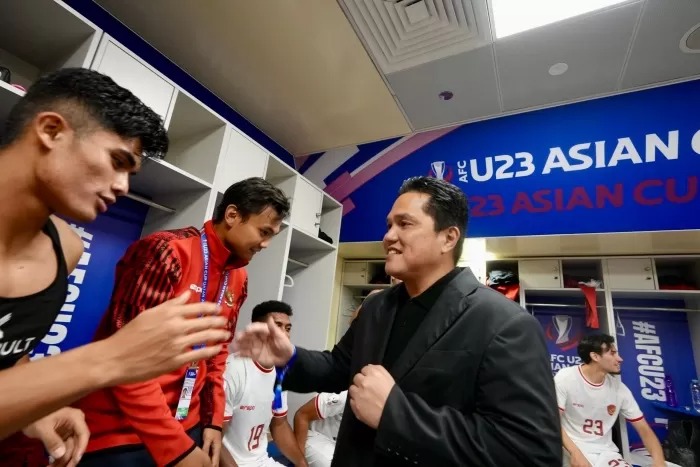 Ketua Umum PSSI Erick Thohir (kanan) memberikan motivasi dan semangat kepada para pemain Timnas Indonesia U-23 setelah lolos semifinal Piala Asia U-23 2024.