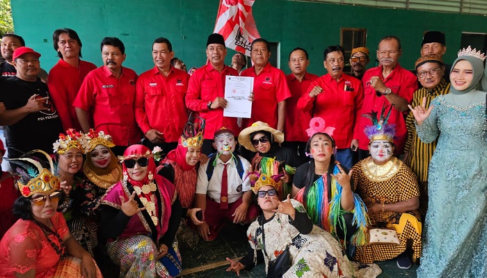 Sekretaris PAC PDIP Banjarsari Roy Saputra mengambil formulir penjaringan Bakal Calon Wakil Wali Kota Solo di kantor operasional DPC PDIP Kota Solo.