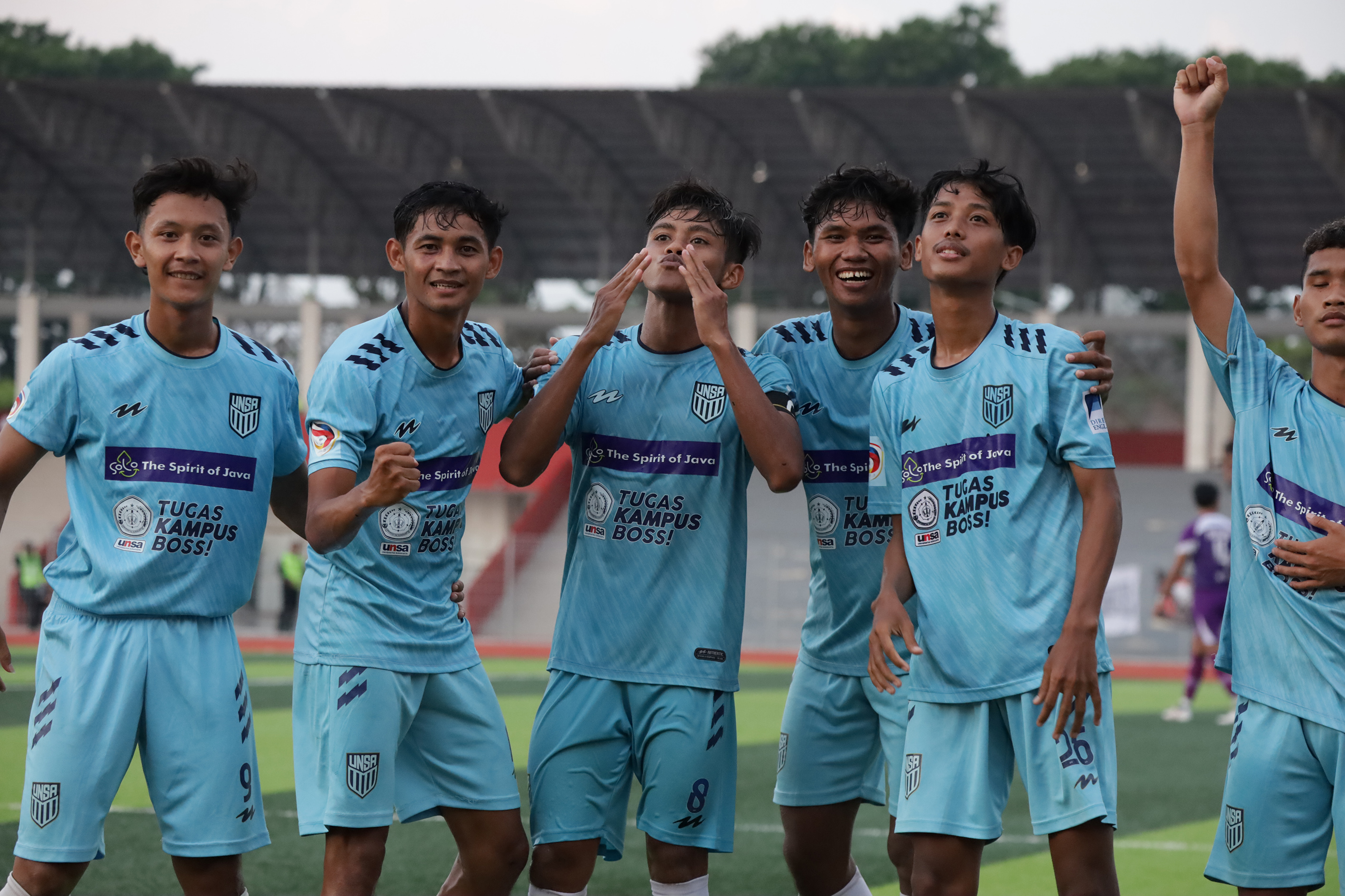 Pemain Unsa FC merayakan gol ke gawang Persipo Purwakarta di di Stadion Sultan Fatah, Demak, Sabtu, 4 Mei.&nbsp;