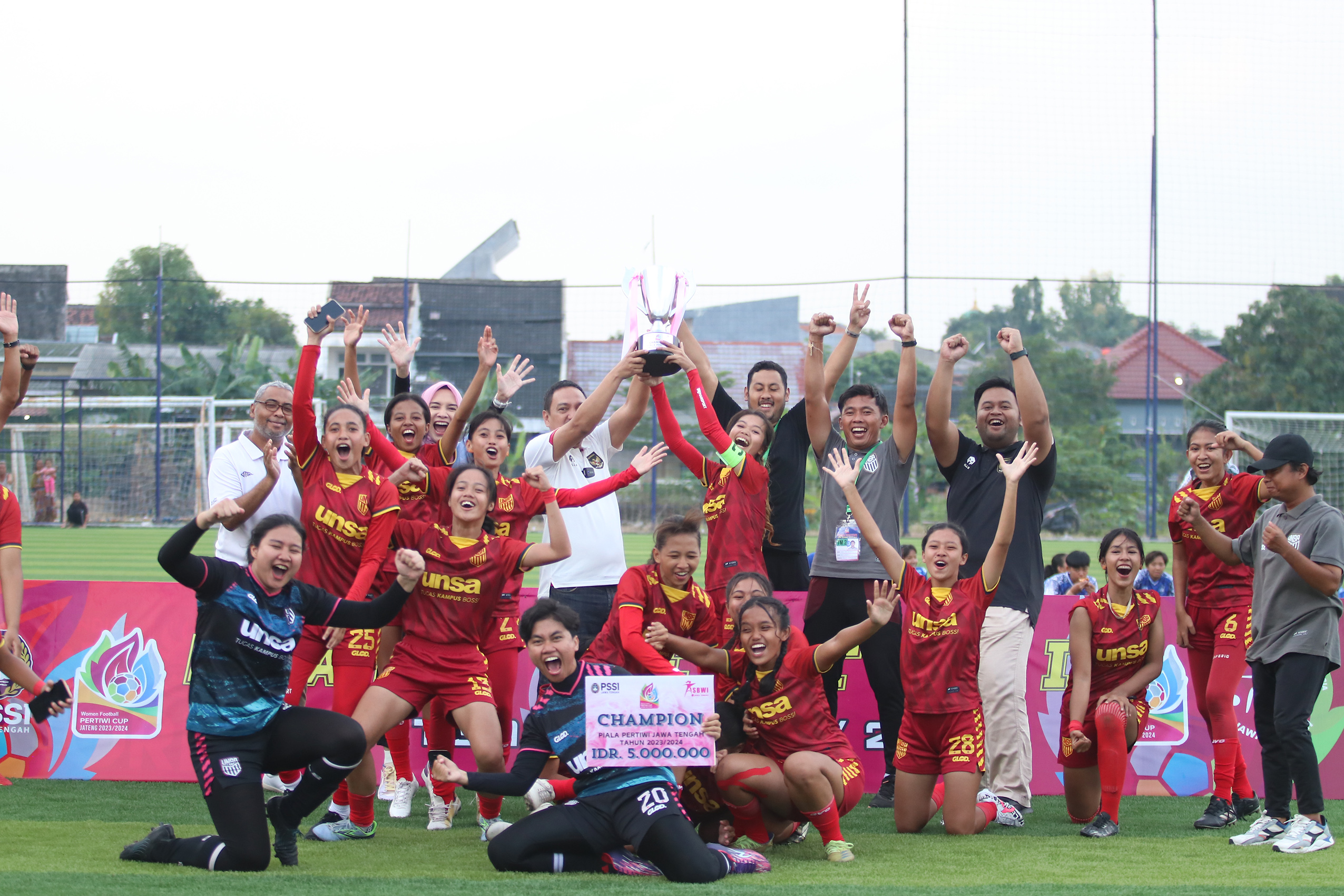 Skuad Unsa FC Women jadi juara Piala Pertiwi zona Jateng di Wisesa Soccer Field, Demak,&nbsp;Minggu (5/5/2024).&nbsp;
