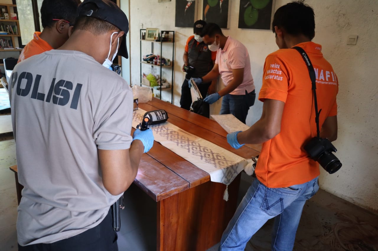 Polisi saat olah TKP di rumah Bayu Handono di Kampung Kebonso, Kelurahan Pulisen, Kecamatan/Kabupaten Boyolali.