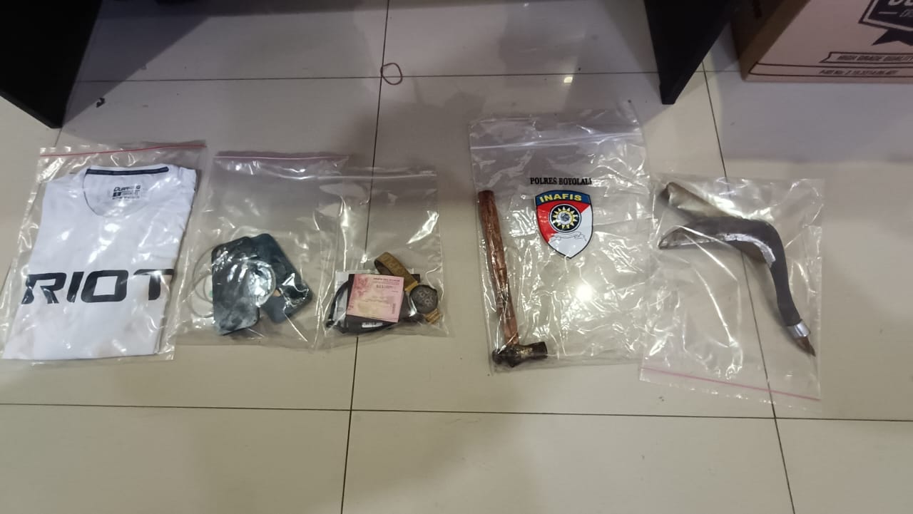 Barang bukti pembunuhan pengusaha tembaga asal Boyolali yang disita polisi.