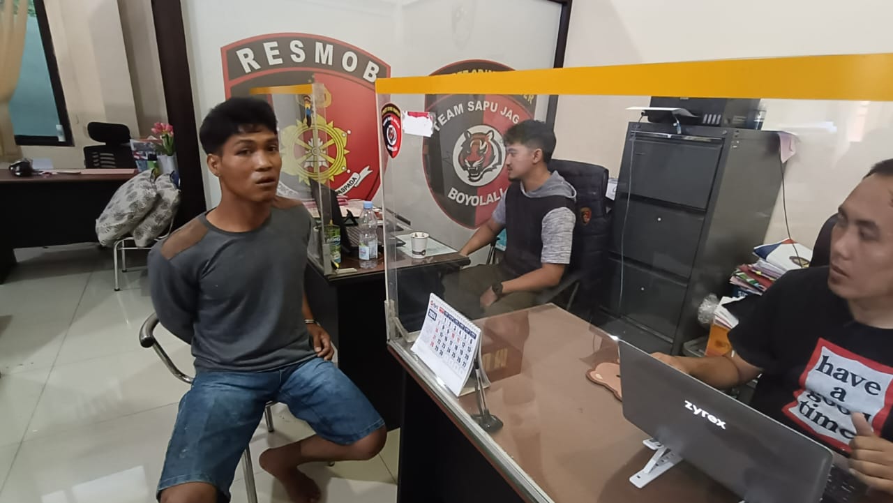 Anggota Polres Boyolali memeriksa IRW, warga Sragen yang membunuh pengusaha tembaga asal Kabupaten Boyolali.