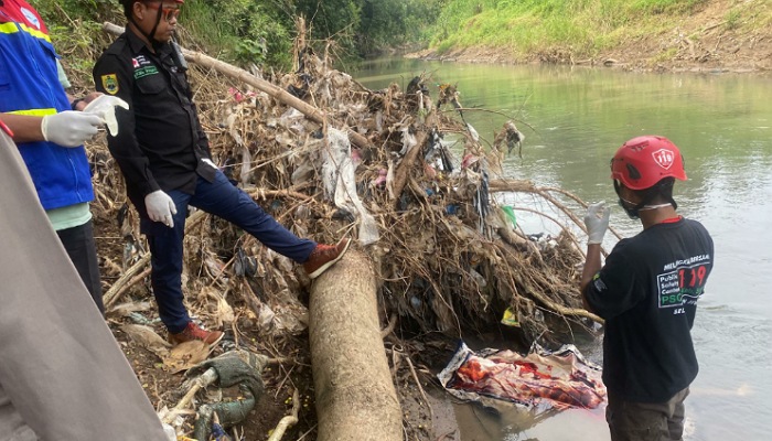 Relawan mengevakuasi jasad perempuan di Sungai Mungkung, Kelurahan Sine, Kecamatan Sragen, Minggu (5/5). (Ahmad Khairudin/Radar Solo)