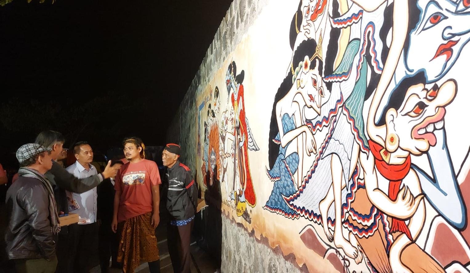 Pameran karya seni lukis wayang beber di tembok stadion Angkatan 45 Karanganyar, Sabtu (4/5) malam. (Rudi Hartono/Radar Solo)