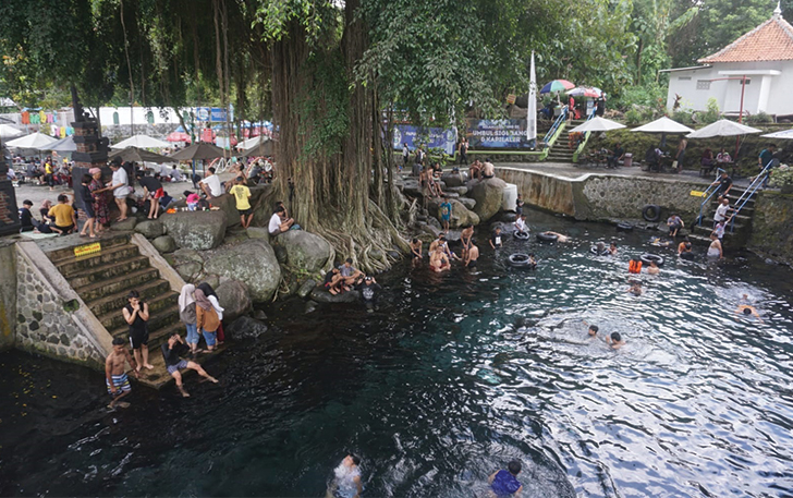 RINDANG: Wisatawan berenang di Umbul Kapilaler, Desa Karanglo, Kecamatan Polanharjo.