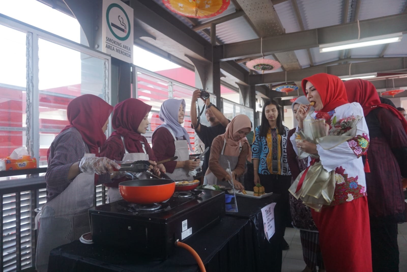 Bupati Klaten Sri Mulyani (kanan) mencicipi salah satu kudapan yang dibuat peserta lomba memasak di Pasar Gedhe. (Angga Purenda/Radar Solo)