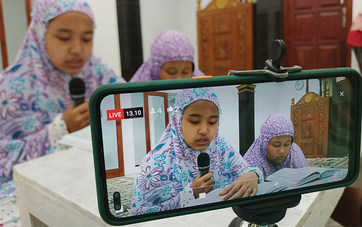 FASIH: Beberapa anak membaca Alquran dengan benar, dituntun guru ngajinya.