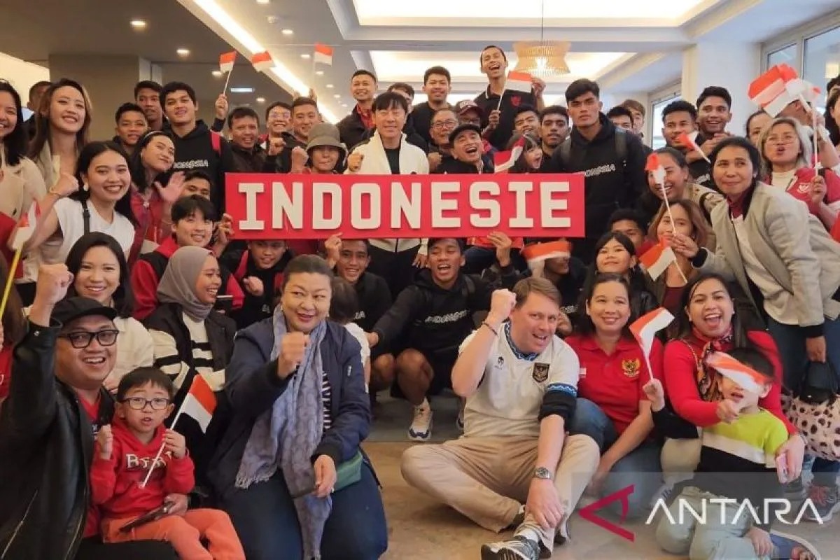 Rombongan tim nasional Indonesia U-23 berfoto bersama staf Kedutaan Besar Republik Indonesia untuk Prancis di Bandara Charles de Gaulle, Paris, Senin (6/5/2024).