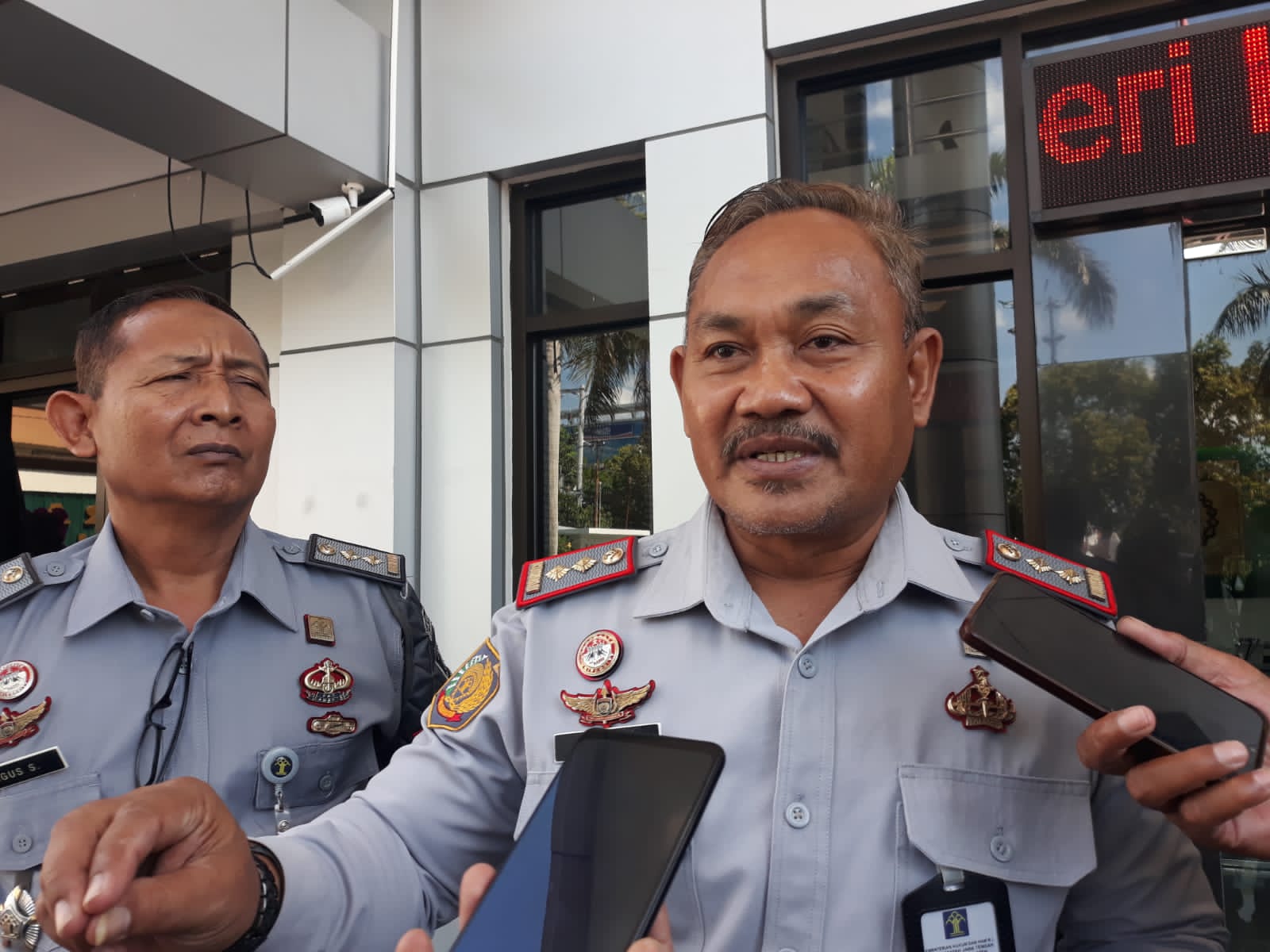 Kepala Lapas IIB Klaten Tri Joko Wiyono beri keterangan terkait tahanan kabur. (Angga Purenda/Radar Solo)
