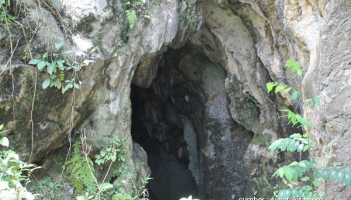 Goa Tlorong di Jenawi, Karanganyar.